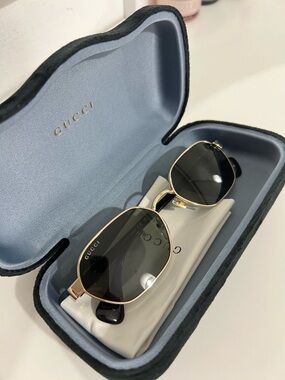 Gucci women’s Gold Frame Black Lens Sunglasses in Case